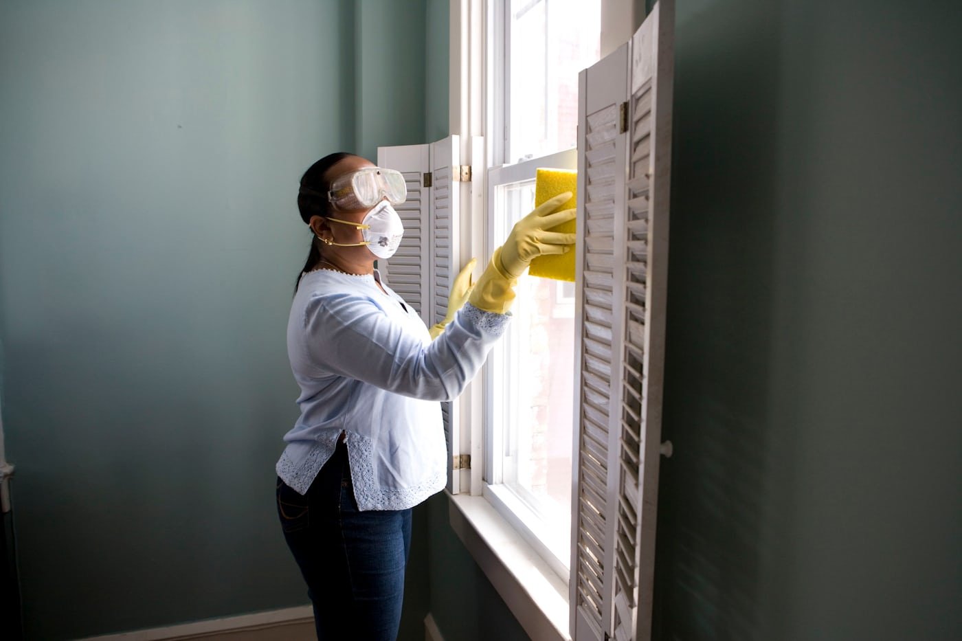 Checking mattress seam for bed bugs